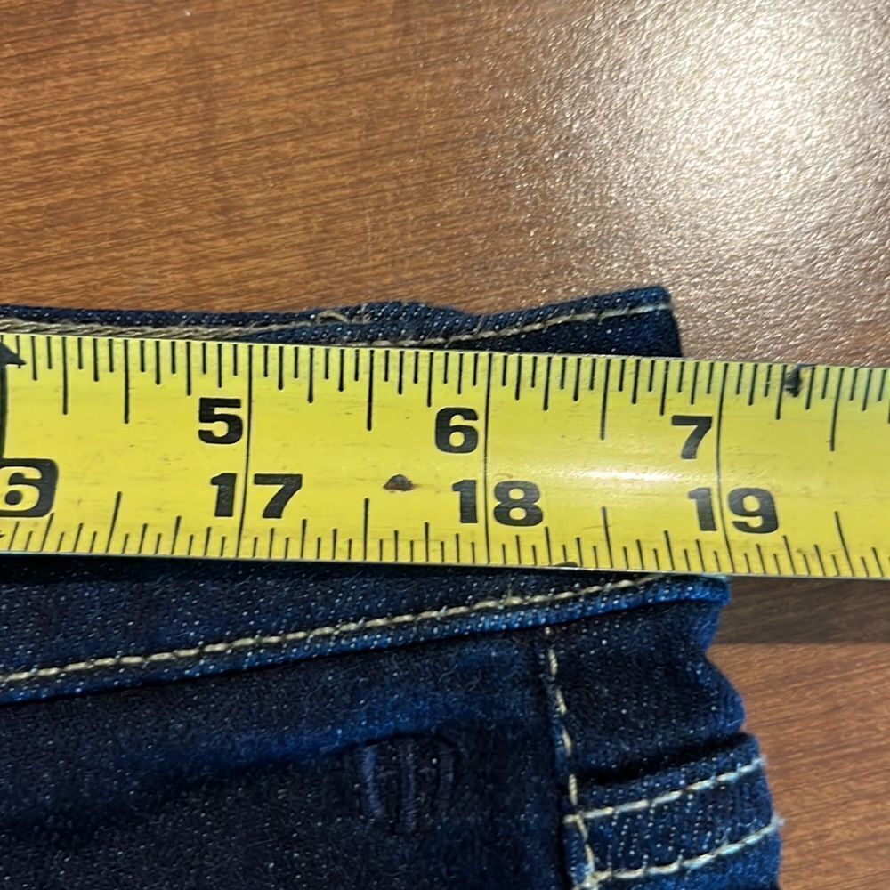 Tommy Hilfiger women’s size 18 denim jean shorts with cuffs. - Picture 4 of 10